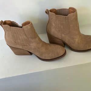 Like new Kirk’s stacked heel ankle boot